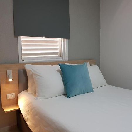 Airport Guest House Or Yehuda Ngoại thất bức ảnh