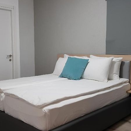 Airport Guest House Or Yehuda Ngoại thất bức ảnh