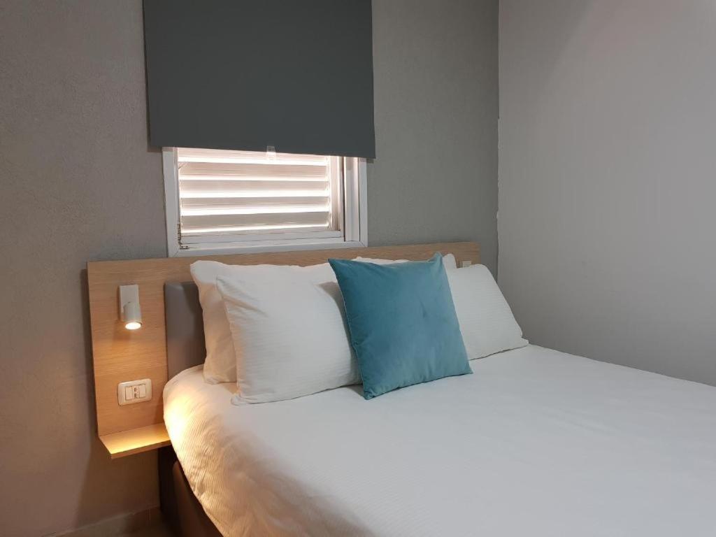 Airport Guest House Or Yehuda Ngoại thất bức ảnh