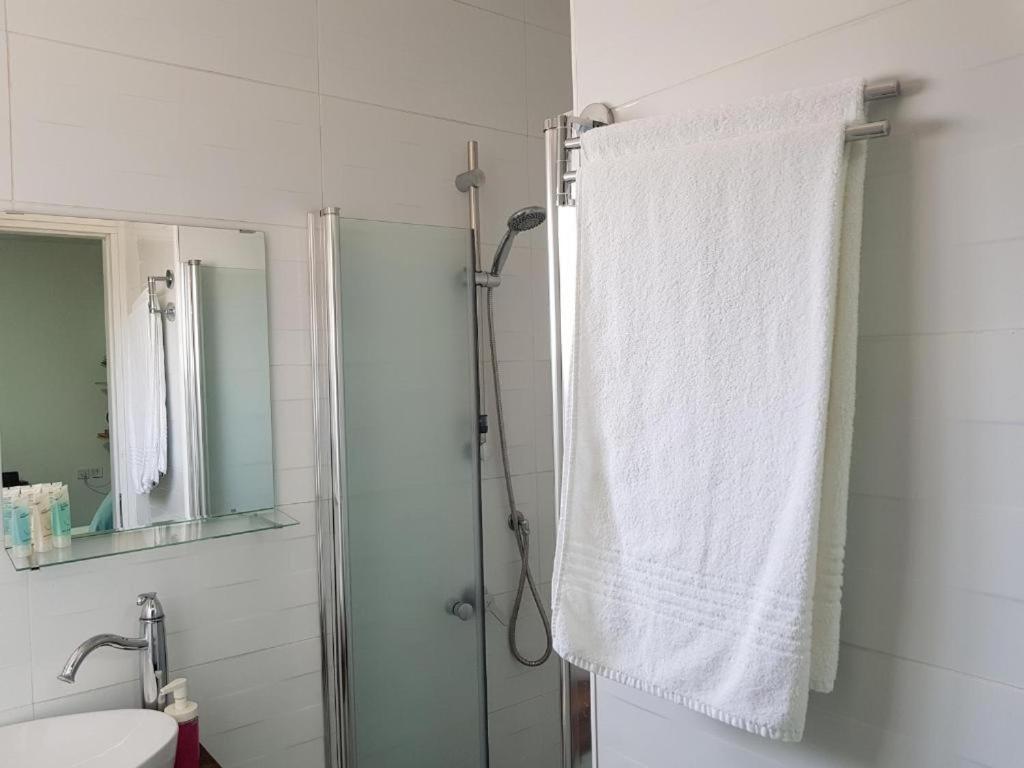 Airport Guest House Or Yehuda Ngoại thất bức ảnh