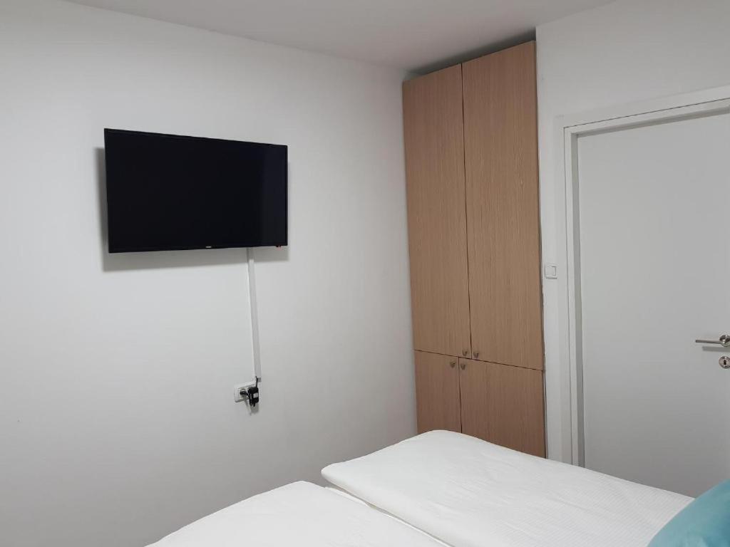 Airport Guest House Or Yehuda Ngoại thất bức ảnh