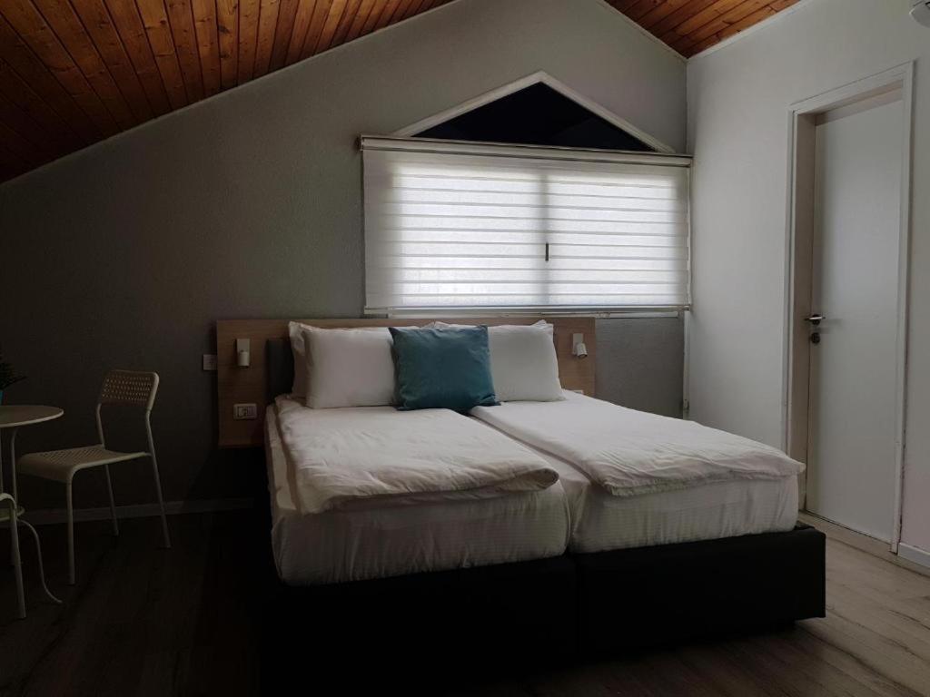 Airport Guest House Or Yehuda Phòng bức ảnh